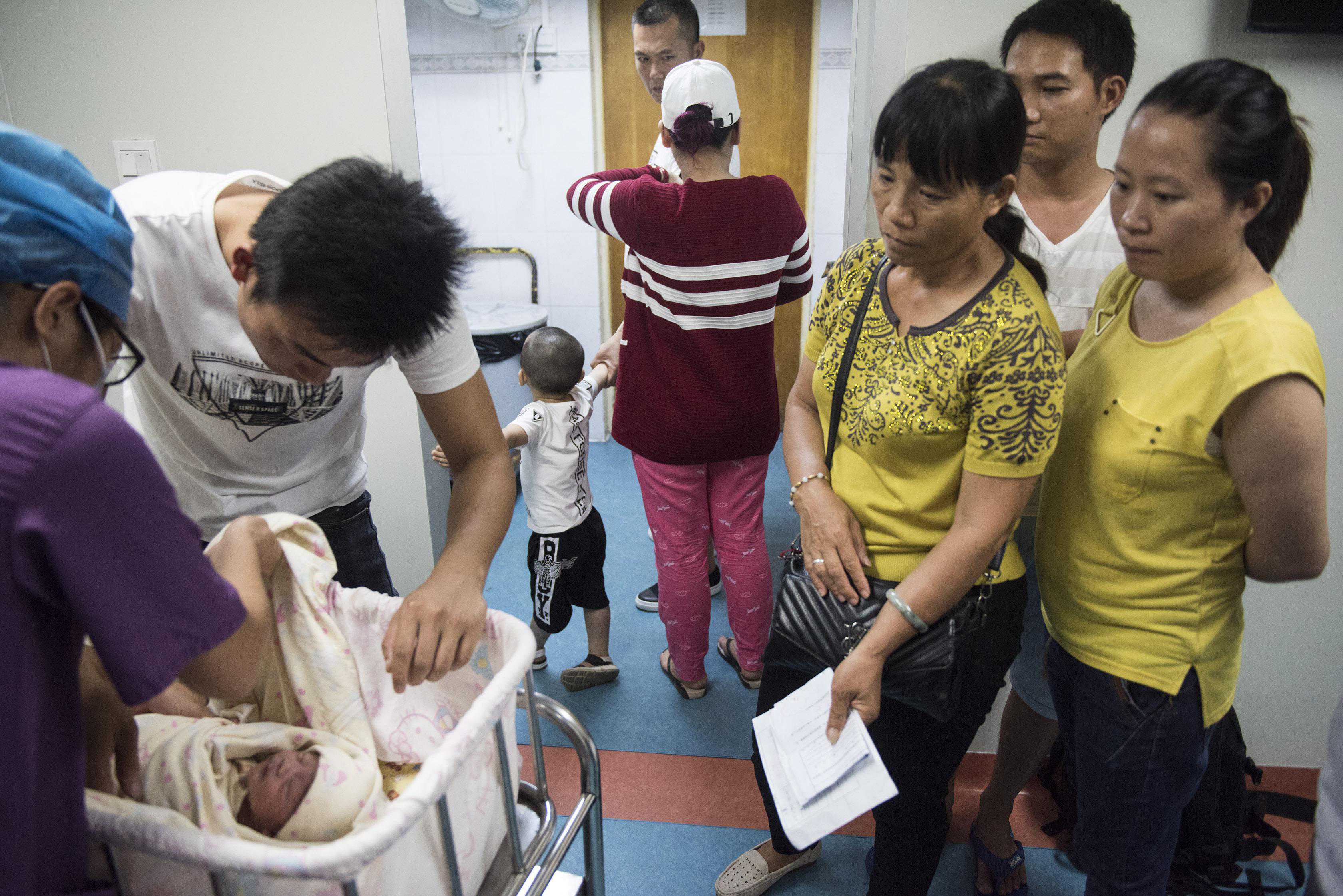 香港6周验血的机构,试管新生双胞胎出生两月一直和病魔抗争，谁来拯救顽强的